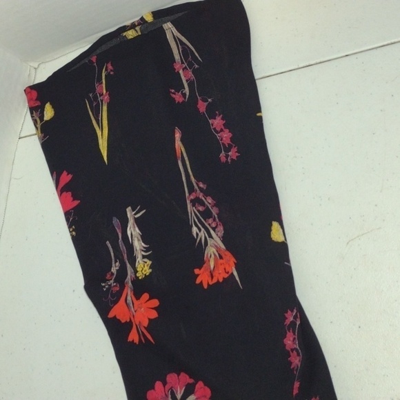 VINCE Camuto Cold-Shoulder Bell-Sleeve Black Top size medium flower print - Picture 6 of 9